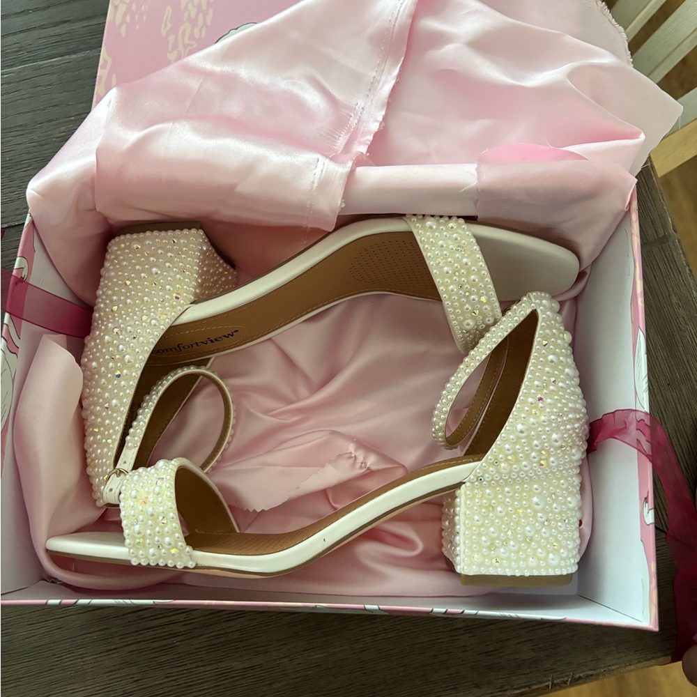 Comfortview Pearl Embellished White Heels - Picture 3 of 5